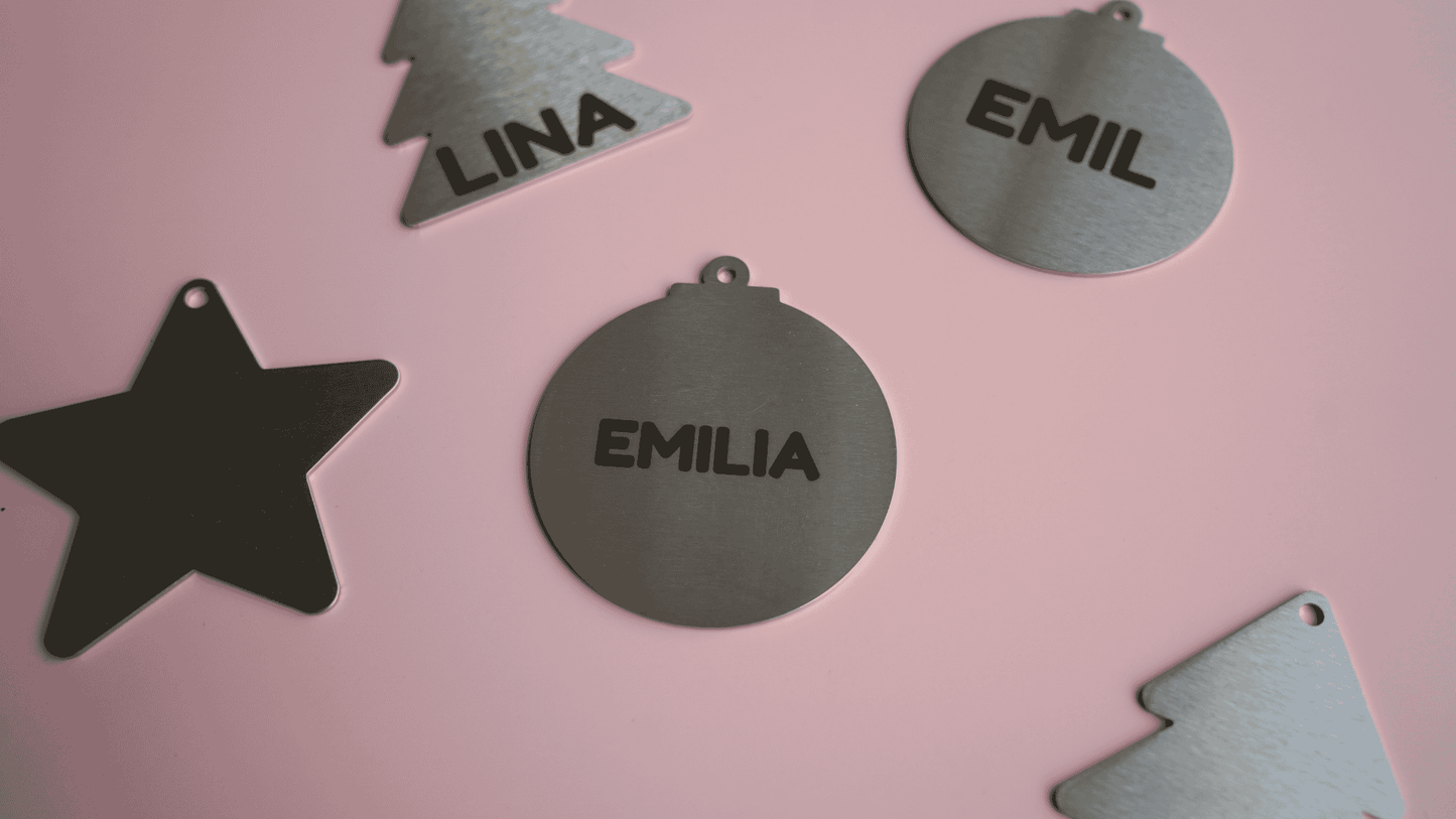 Christbaumschmuck mit Name - Weihnachtsbaumkugel aus Metall